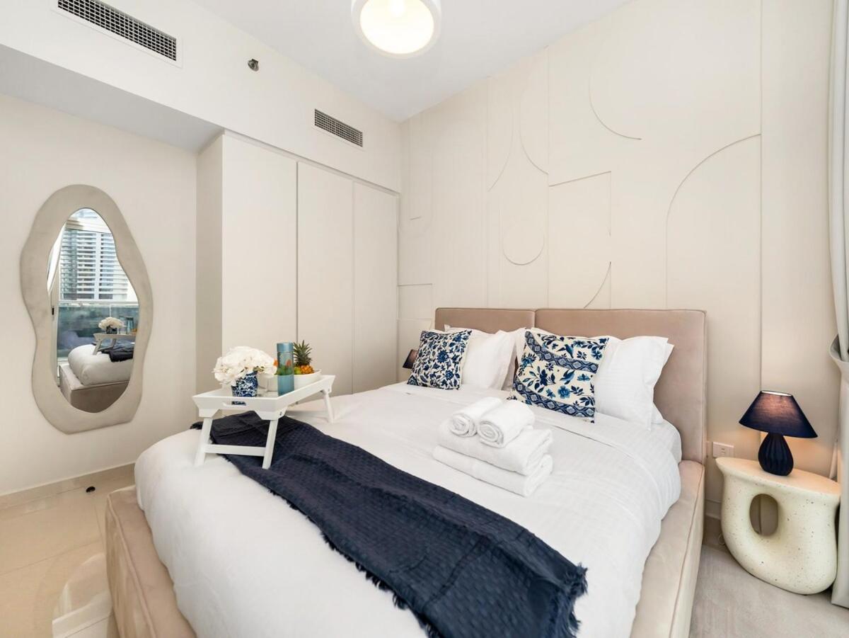 Luxury Apartment With Balcony & Full Burj Khalifa View By Dejaview Stays Apartment